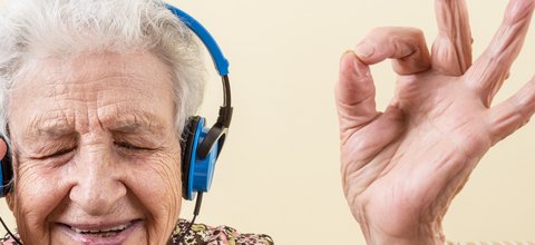 Musikhörende alte Frau